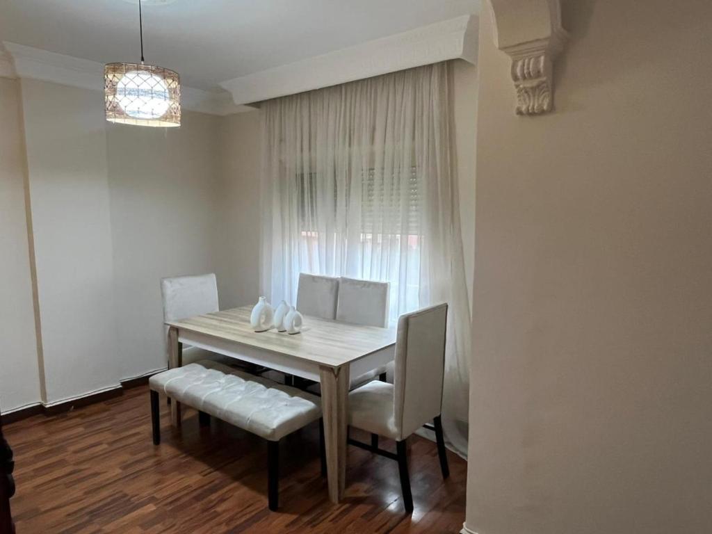 Fotografie z fotogalerie ubytování Comfy 2 Bedroom Luxury apartment in Rehab city v Káhiře