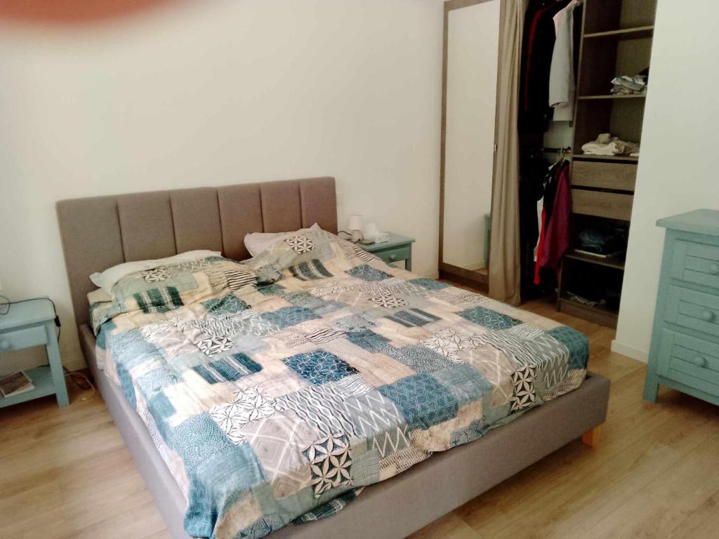 un lit avec une couette dessus dans une chambre dans l'établissement Belle chambre lit King size, à Arès