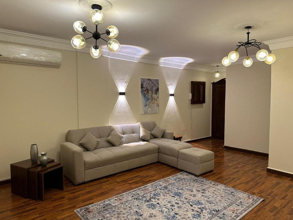 Posezení v ubytování Comfy 2 Bedroom Luxury apartment in Rehab city