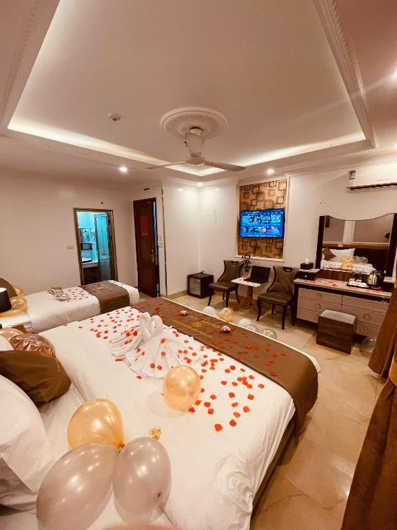 TV a/nebo společenská místnost v ubytování Nam Cường X Hotel