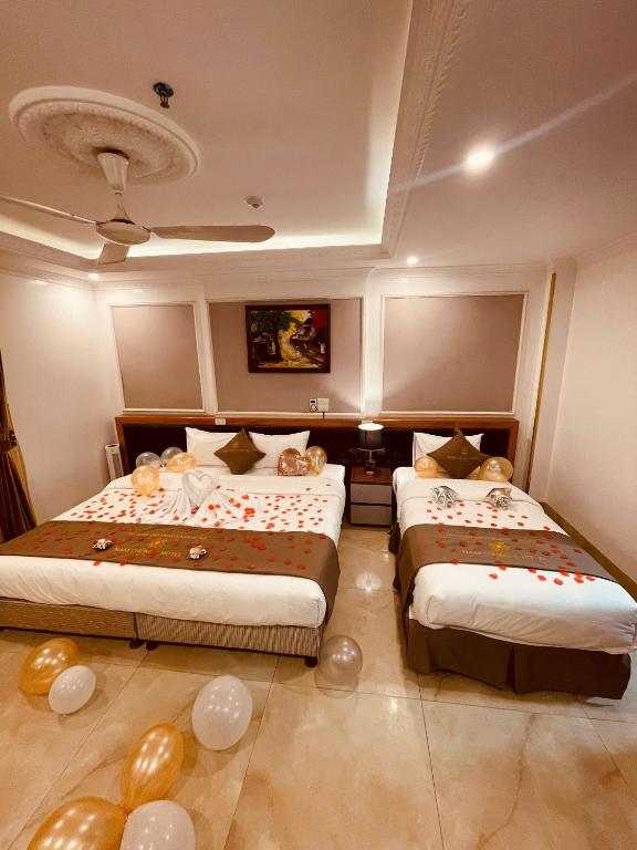Postel nebo postele na pokoji v ubytování Nam Cường X Hotel