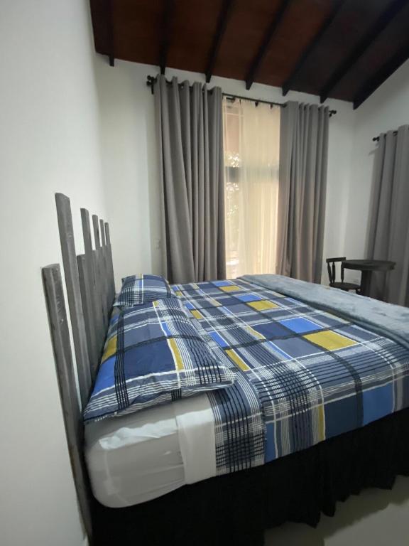 Una cama o camas en una habitación de House with pool IM