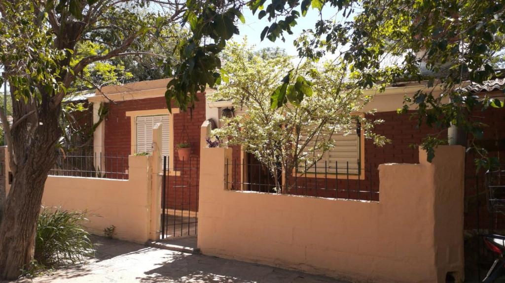 una recinzione di fronte a una casa di Willca Pirul a San Marcos Sierra