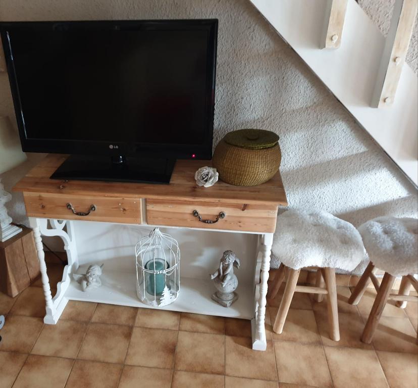 TV a/nebo společenská místnost v ubytování Hameau des Granges
