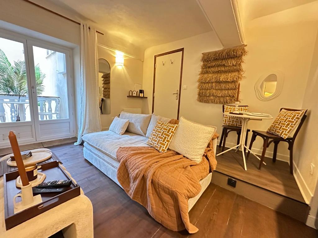 Postel nebo postele na pokoji v ubytování LES MALDIVES, T2, Balcon, Hyper centre Place aux Herbes