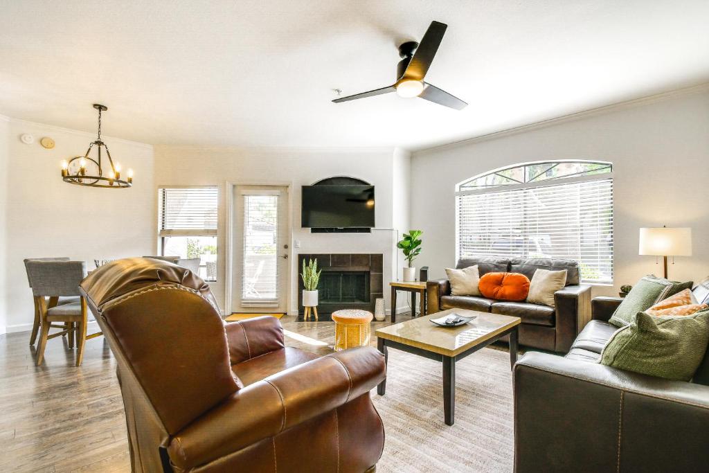 Χώρος καθιστικού στο 3 Mi to TPC Chic Condo with Pool Access and Grills
