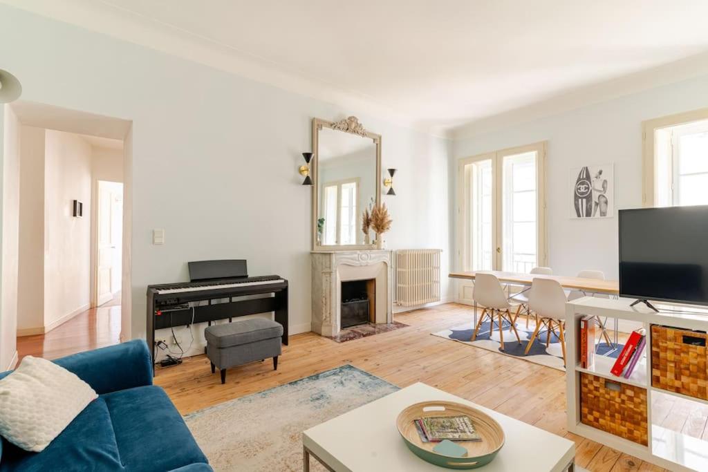 un salon avec un canapé bleu et un miroir dans l'établissement Appartement cosy hypercentre T3 Graslin, à Nantes