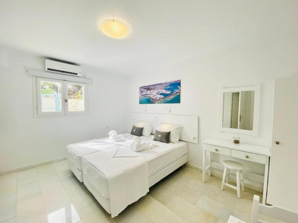 Postel nebo postele na pokoji v ubytování Heart of Paros Apartments