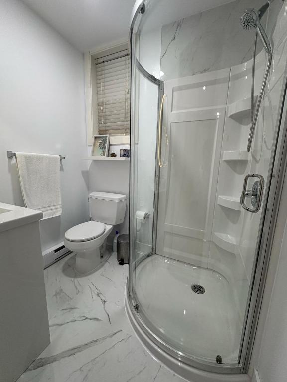Koupelna v ubytování Guest room with private bath in Langford