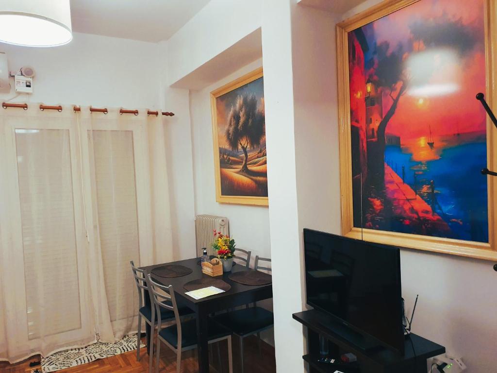mała jadalnia ze stołem i telewizorem w obiekcie Success's Apartment w Atenach