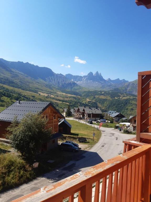 - un balcon offrant une vue sur une ville avec des montagnes dans l'établissement La sérénité des aiguilles, à Albiez-Montrond