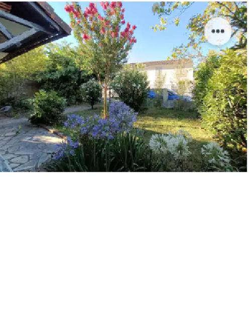 deux photos d'un jardin avec des fleurs violettes dans l'établissement studio Bordeaux, proximité to tram A, à Mérignac