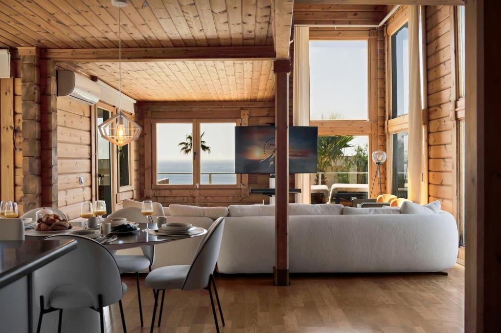 Increíble Villa de madera con vistas al mar - Casa De Tres Dormitorios