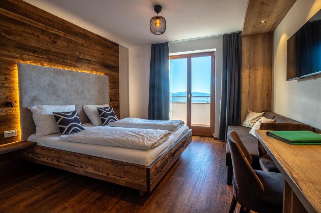 A bed or beds in a room at Pension Schlaneiderhof