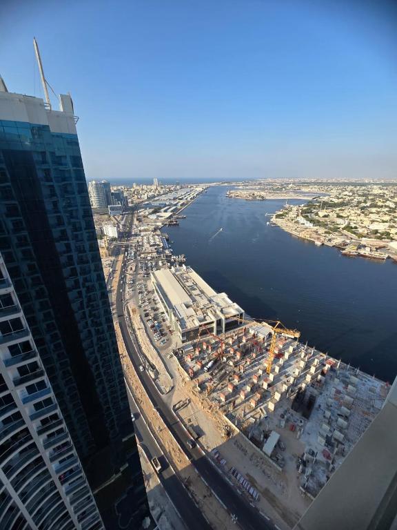 une vue aérienne d'une ville avec un port dans l'établissement برج الواحه 2, à Ajman