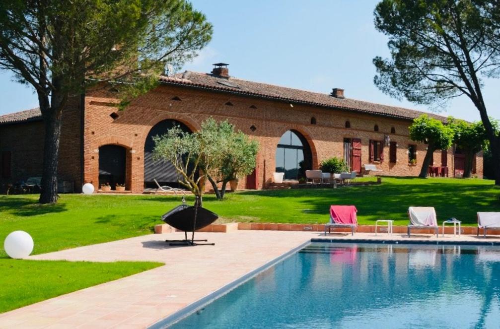 une maison avec piscine devant un immeuble dans l'établissement La Bastide du Bonrepos, à Bonrepos-Riquet