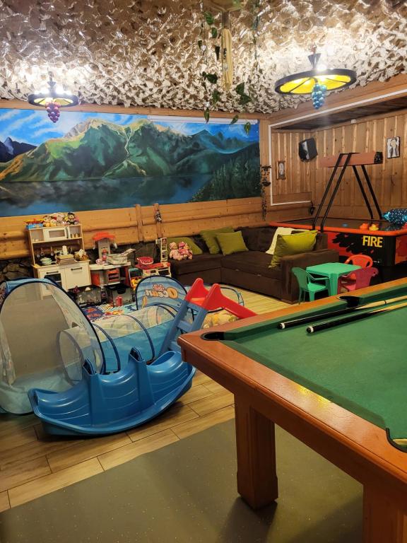 Biliardový stôl v ubytovaní Glamping Gliczarów Klapnioki