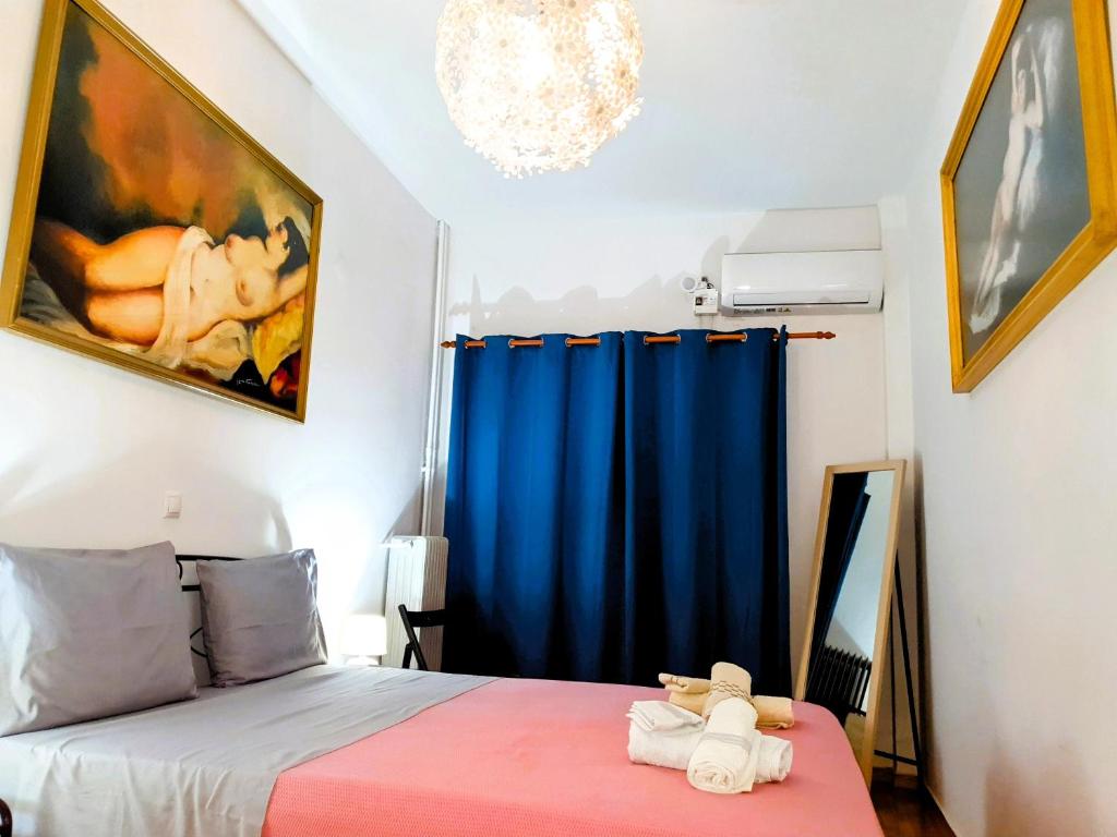 sypialnia z łóżkiem z niebieską zasłoną w obiekcie Success's Apartment w Atenach