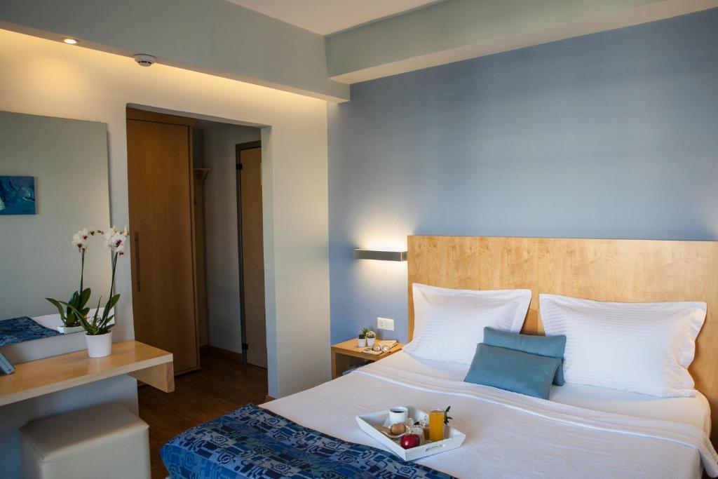 Postel nebo postele na pokoji v ubytování Kronos Hotel