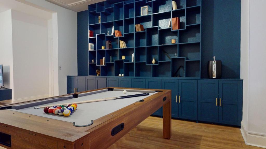 - un billard dans une pièce aux murs bleus dans l'établissement Le Majestic & Pool Mulhouse, à Mulhouse