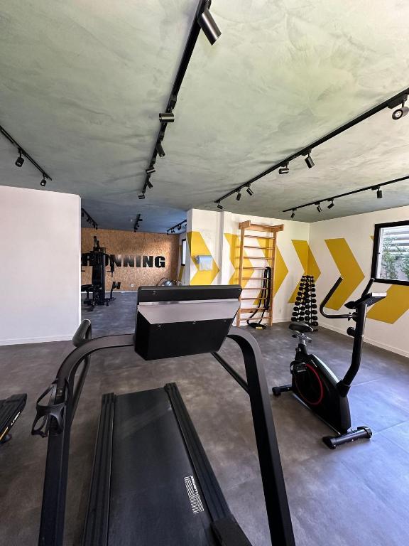 a room with a gym with a treadmill at TrevizZo Catedral da Sé in São Paulo