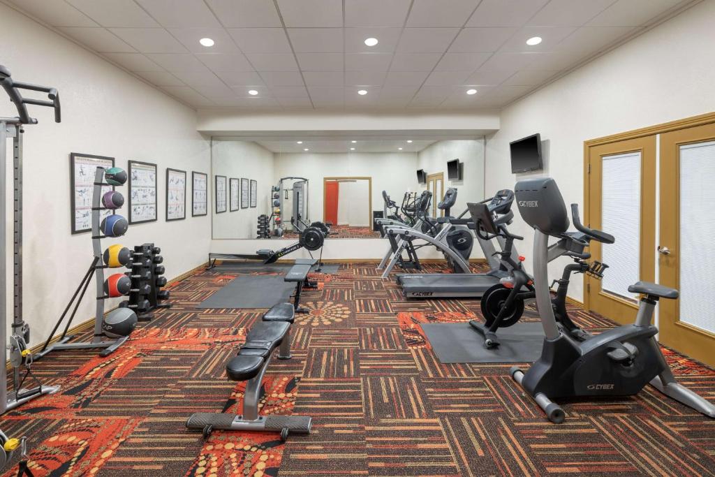 Fitness centrum a/nebo fitness zařízení v ubytování Best Western Red Hills