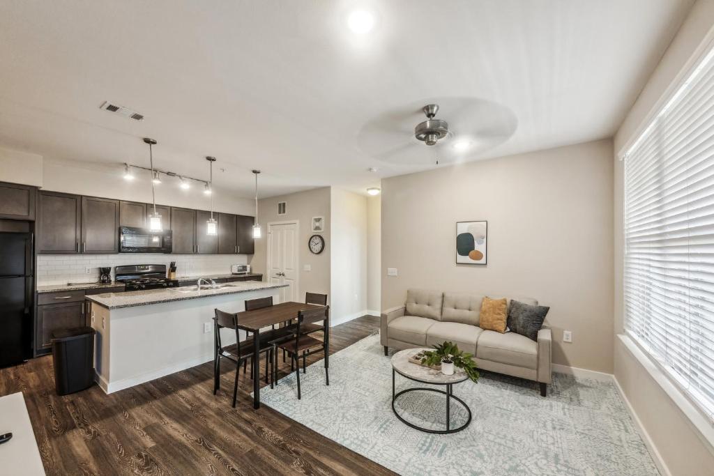 una cucina e un soggiorno con un divano e un tavolo di Cozy & Spacious I Parking I Properties By Preston a Houston