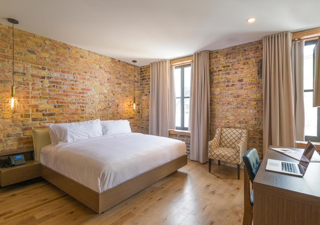 
Queen-bed studio - MK155
