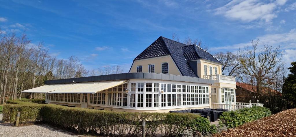 Tòa nhà nơi nhà nghỉ dưỡng tọa lạc