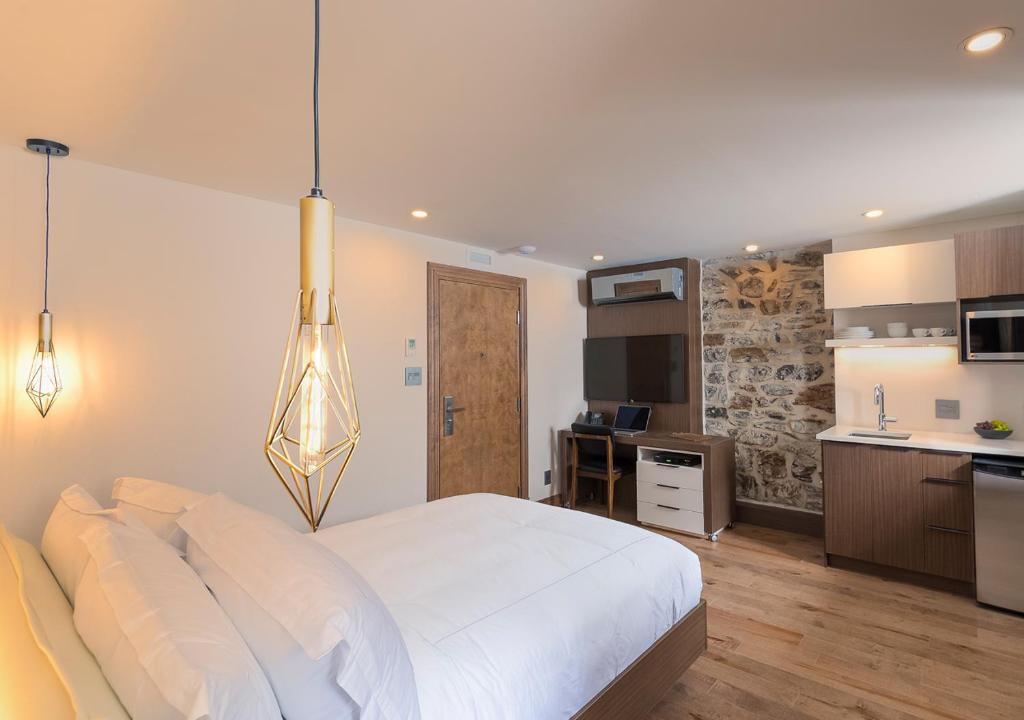 
Queen-bed studio, semi-basement - MK054
