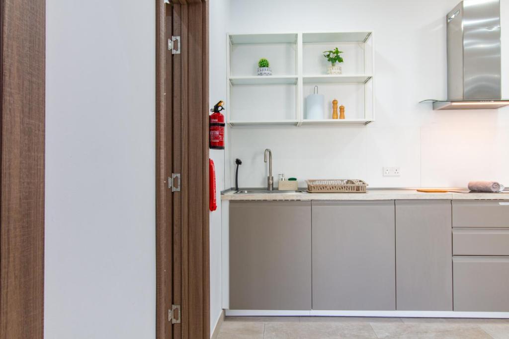 Kuchyň nebo kuchyňský kout v ubytování Sandstone Apartment 17