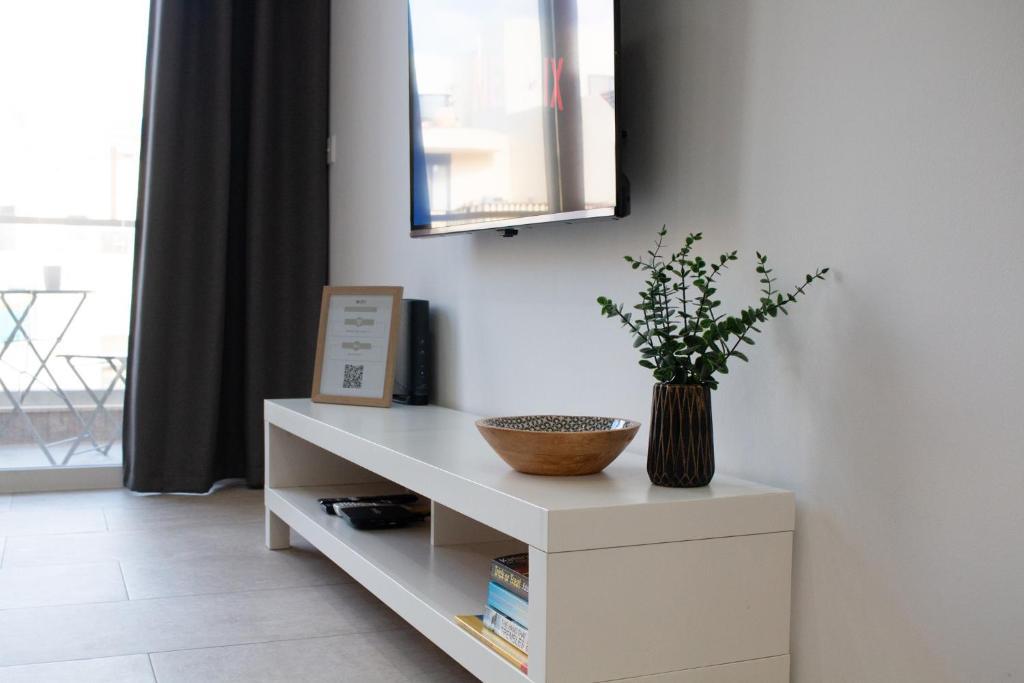 TV a/nebo společenská místnost v ubytování Sandstone Apartment 17