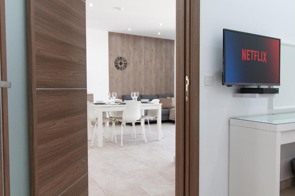 TV a/nebo společenská místnost v ubytování Sandstone Apartment 17