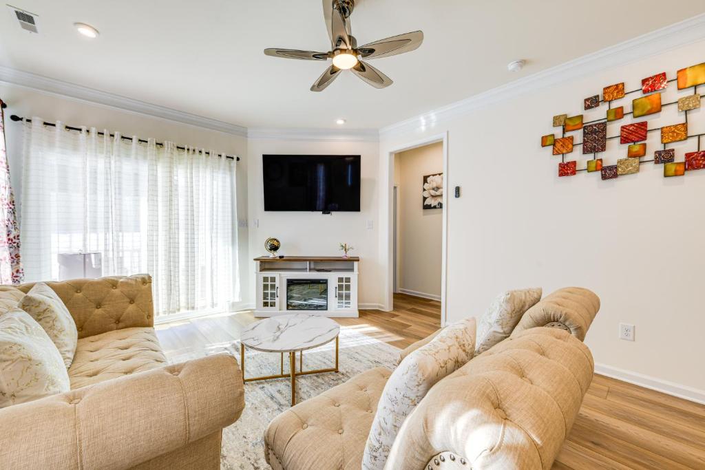 TV a/nebo společenská místnost v ubytování 12 Mi to Dtwn Richmond Spacious Home with Deck!