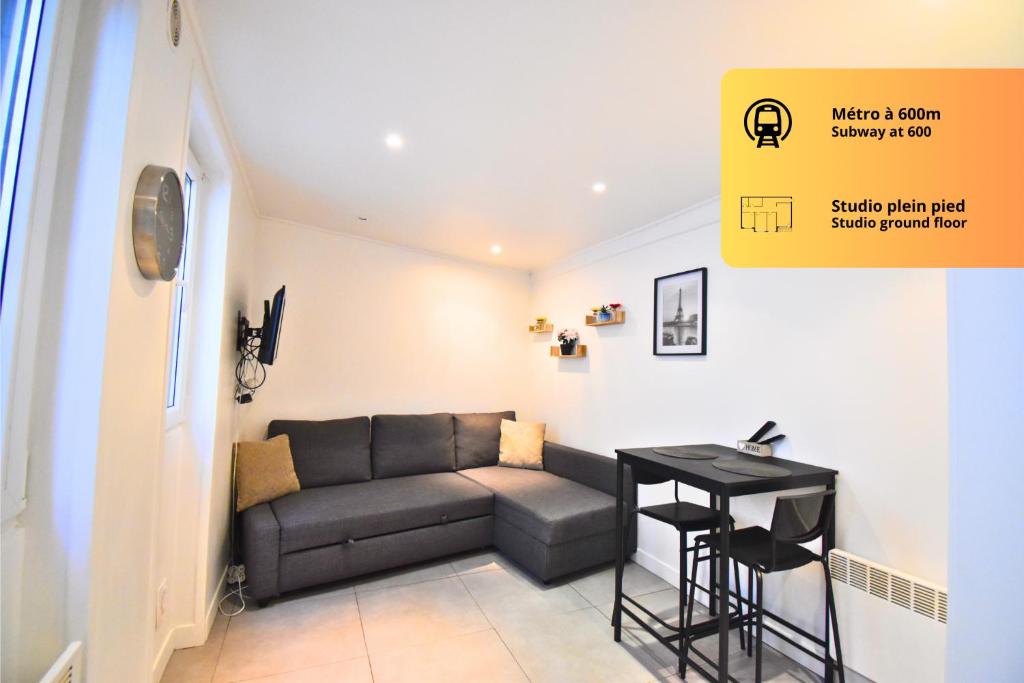 una sala de estar con un sofá y una mesa en Urban Chic Paris, en Les Lilas
