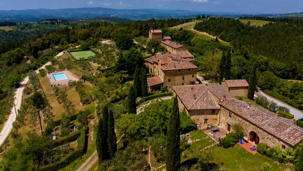 an aerial view of a house on a hill at casa vacanze nel Chianti il Granaio in Castellina in Chianti