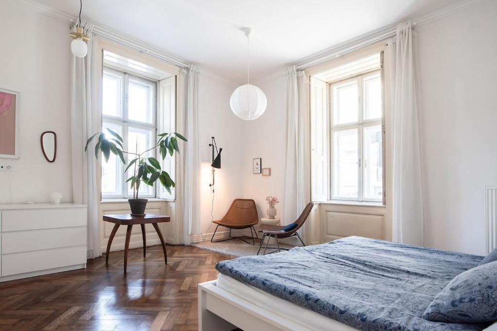 Posteľ alebo postele v izbe v ubytovaní Renovated historical apartment in the center of Brno