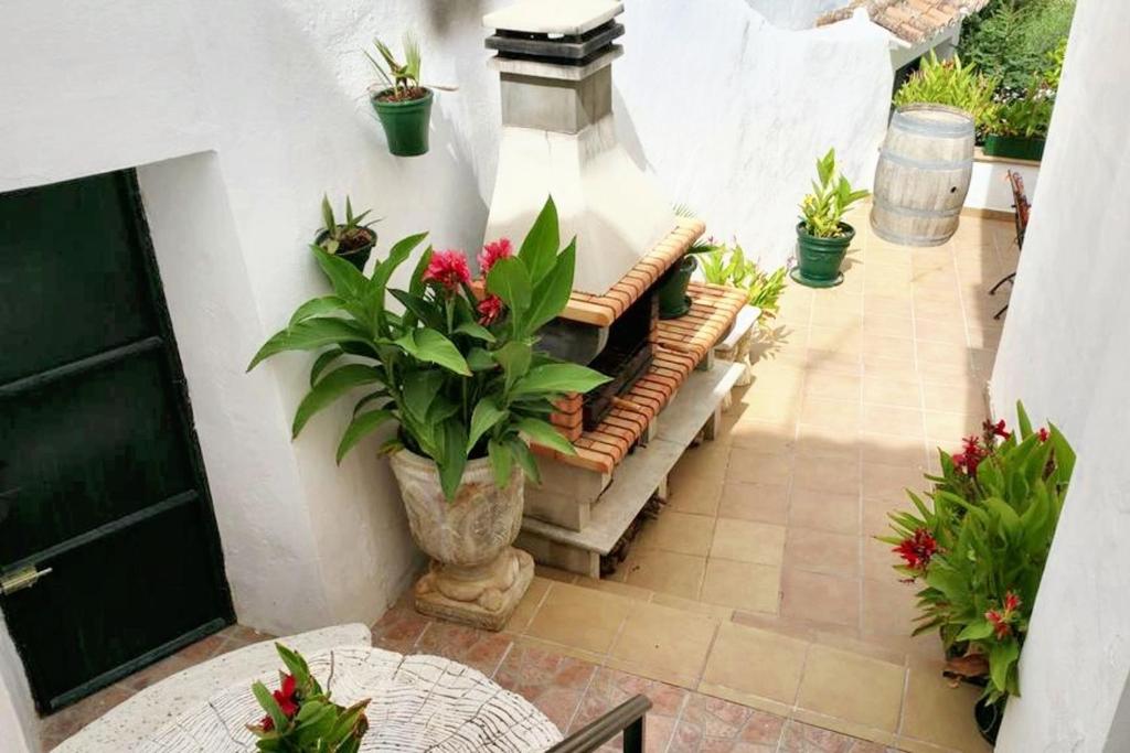 Vonkajšia záhrada v ubytovaní Charming house with private pool and mountain view