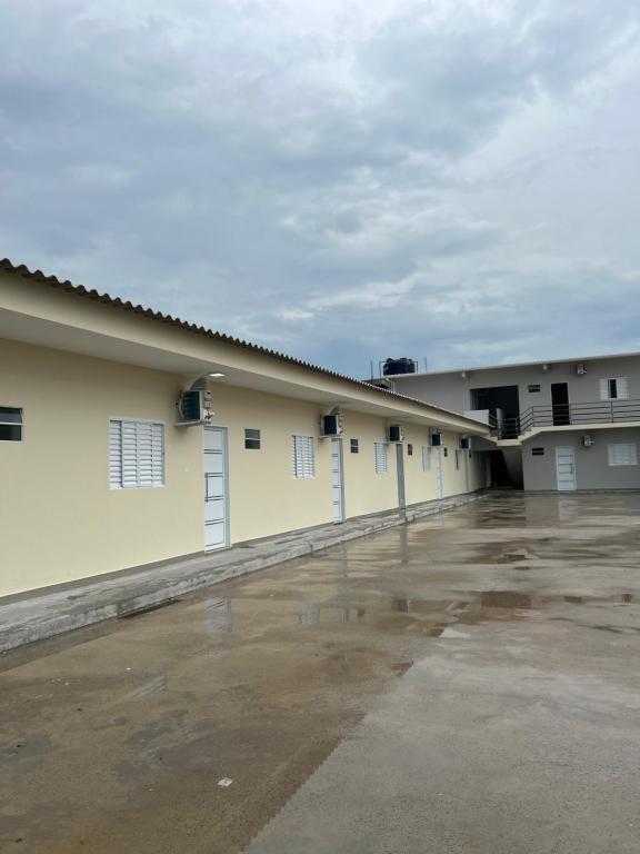 a row of buildings in a parking lot at Hotel Helena Palace in Bonfinópolis