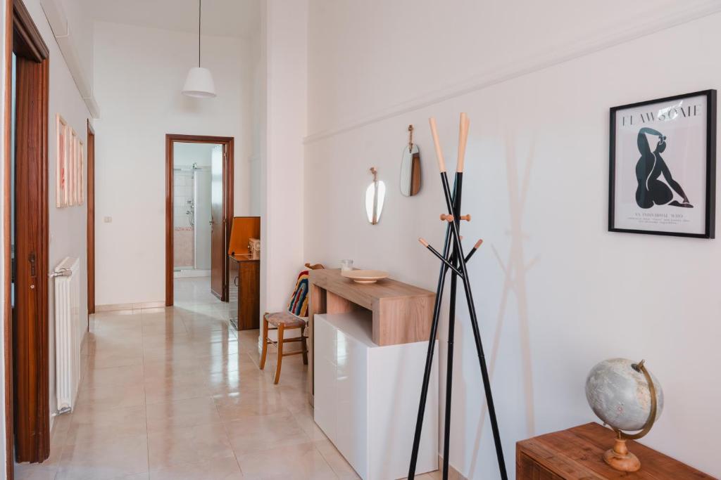 sala de estar con pared blanca y nevera blanca en Dimora Teresa, en San Pietro Vernotico