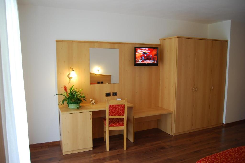 TV a/nebo společenská místnost v ubytování Hotel Garni Arnica