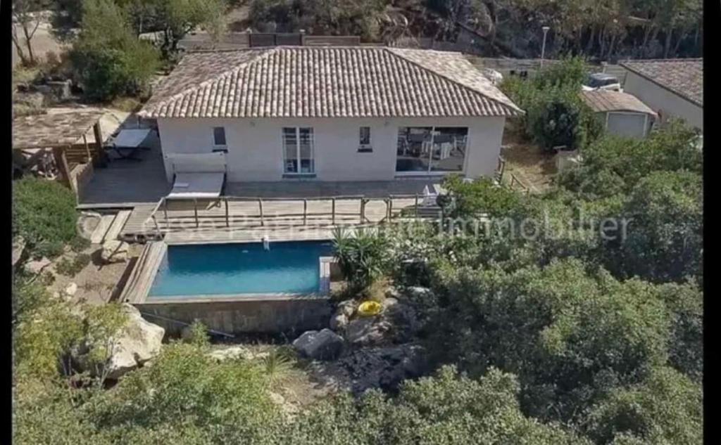 une vue aérienne d'une maison avec piscine dans l'établissement Villa neuve avec piscine, à Porto-Vecchio
