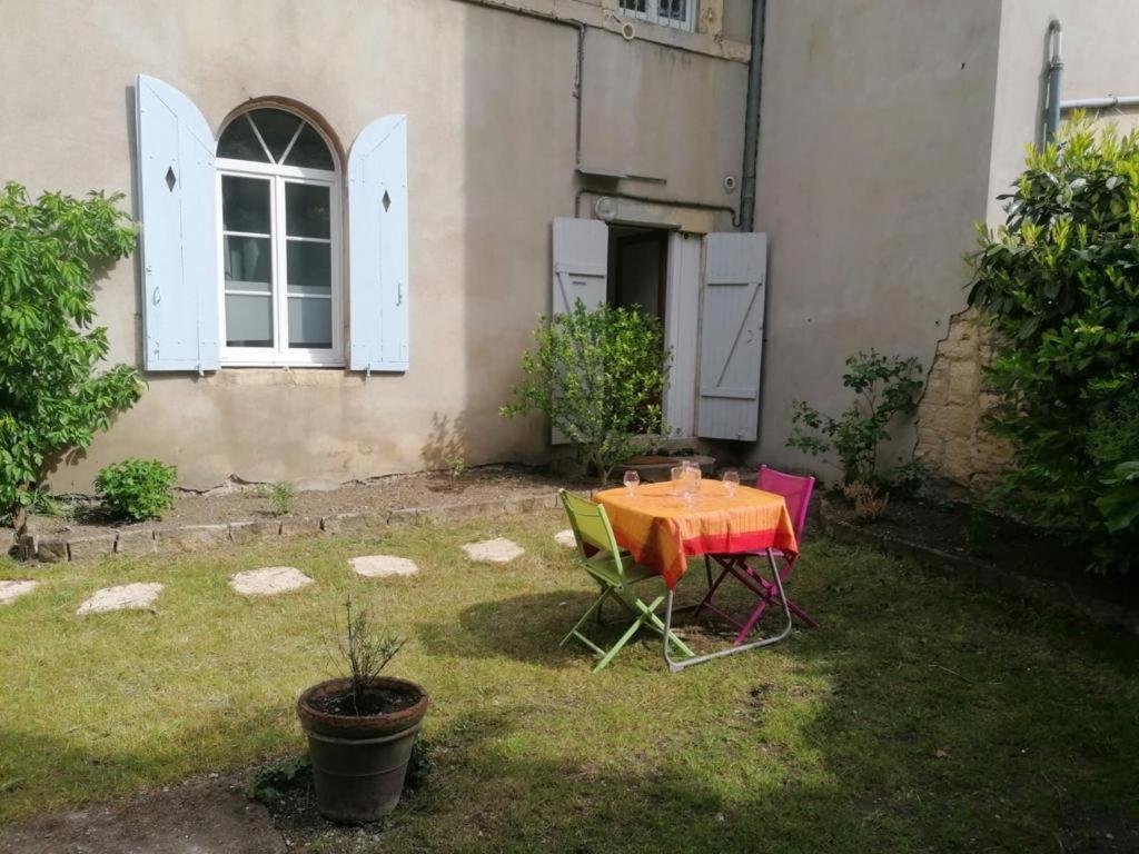 - une table et des chaises dans la cour d'une maison dans l'établissement Le Cosy Dijonnais - Disponible après le 1er Mai, à Dijon