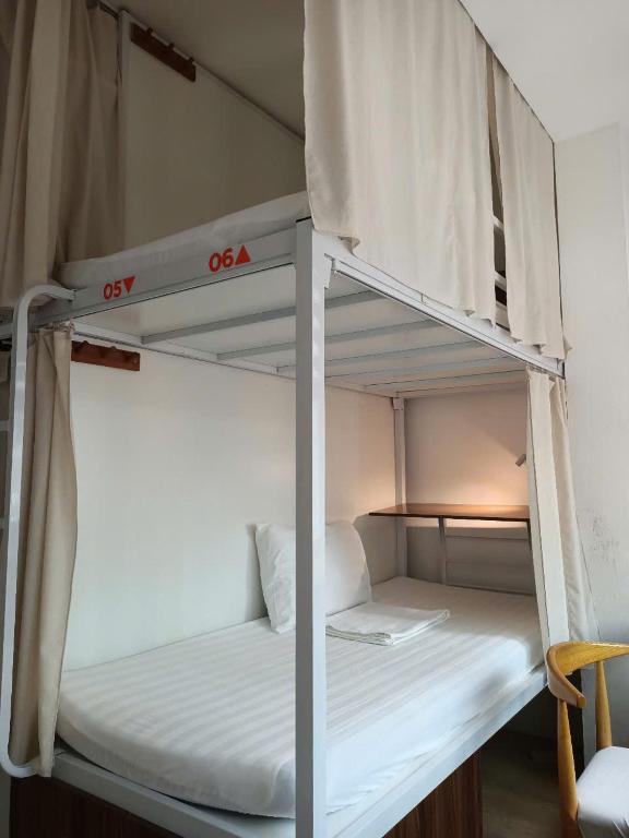 Postel nebo postele na pokoji v ubytování Urban Nest Dormitory