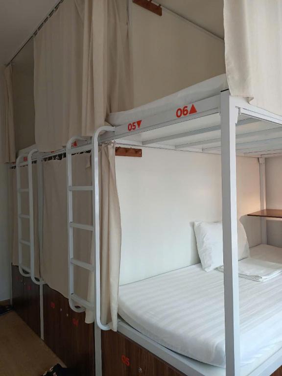 Postel nebo postele na pokoji v ubytování Urban Nest Dormitory