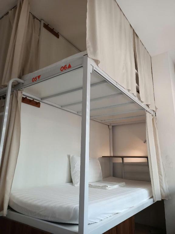 Postel nebo postele na pokoji v ubytování Urban Nest Dormitory