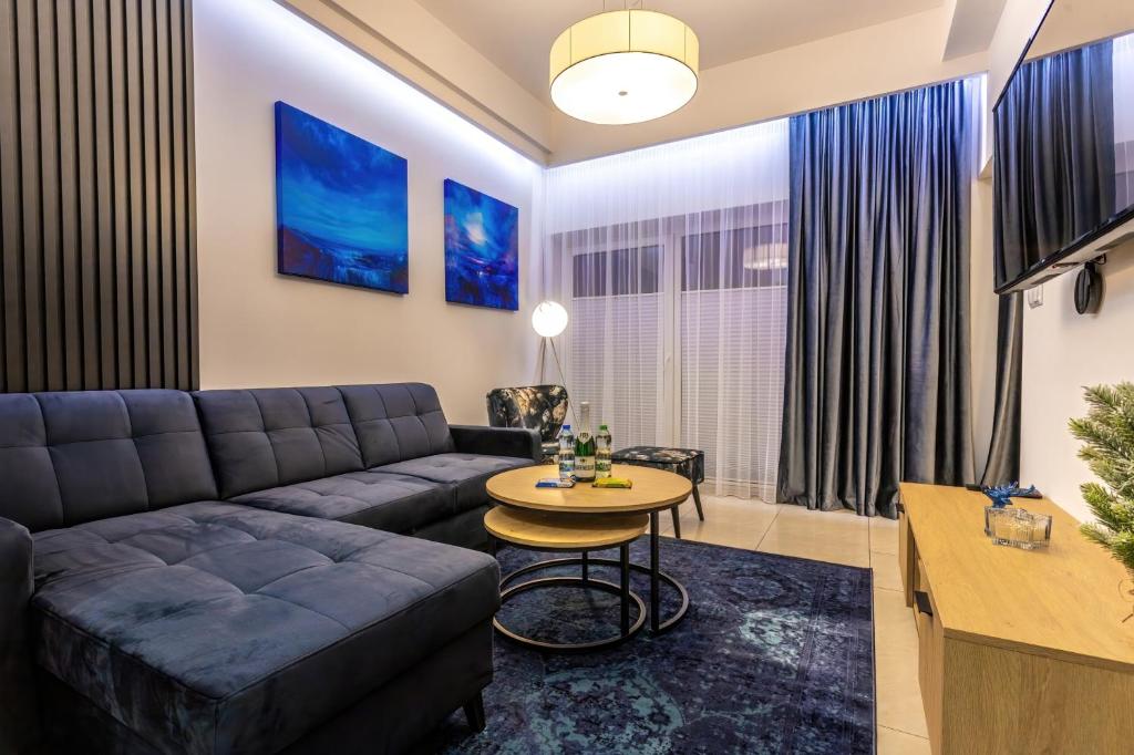 TV a/nebo společenská místnost v ubytování Apartamenty u Maślanki