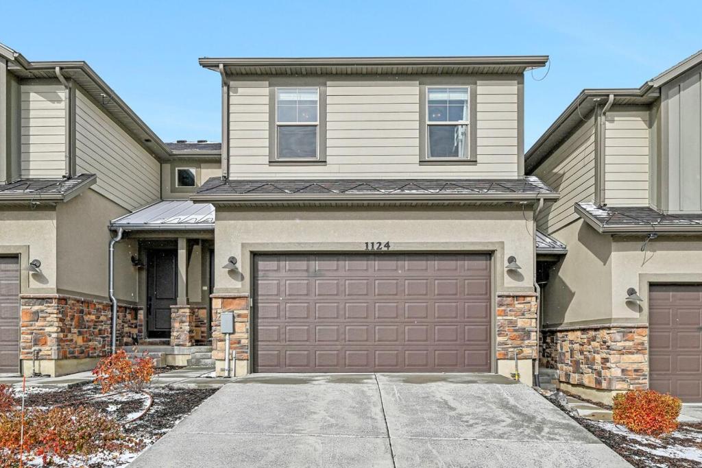 a large house with a garage at Townhouse ski spot! in Keetley Junction