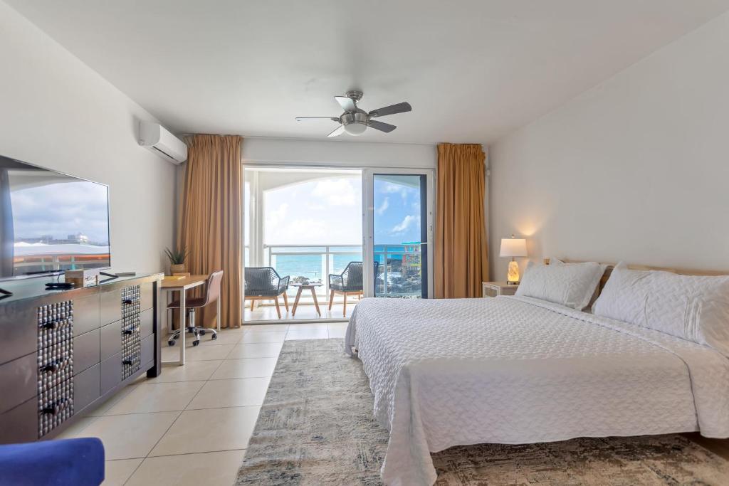 马霍礁Maho Beach House - Sand Bar Studio - Ocean View的一间带床的卧室，可欣赏海景