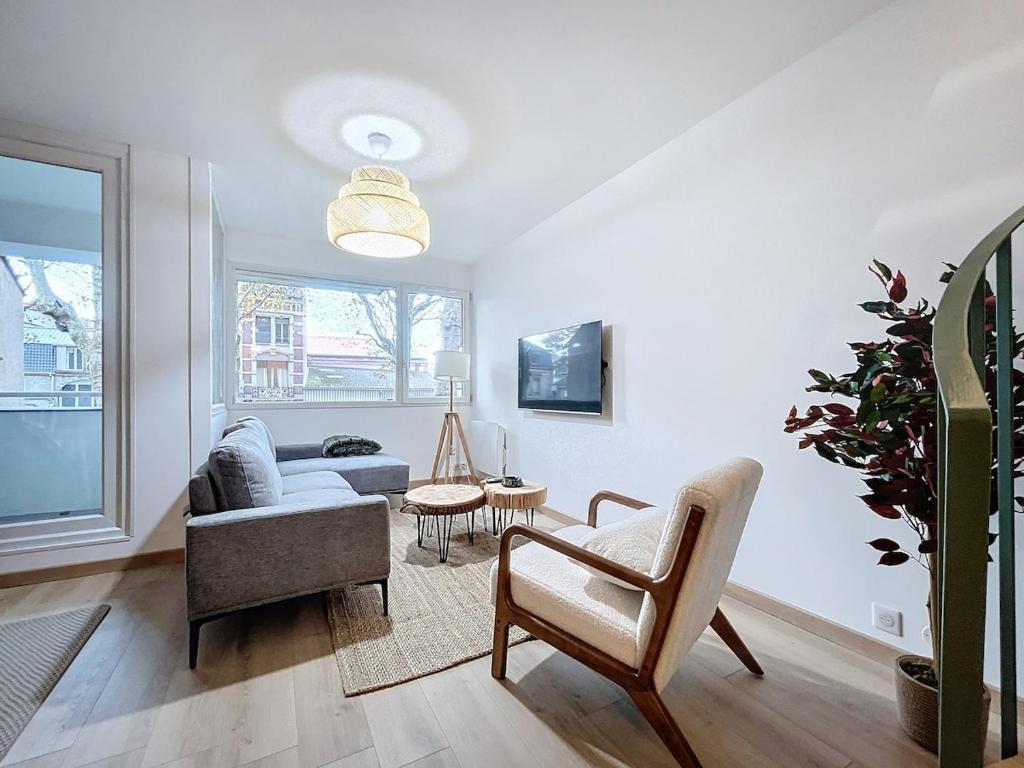 un salon avec un canapé et une chaise dans l'établissement Bubbles & Lights, à Épernay